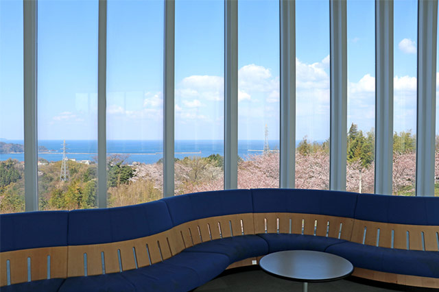 「多目的ホール（３F）」から日本海を一望