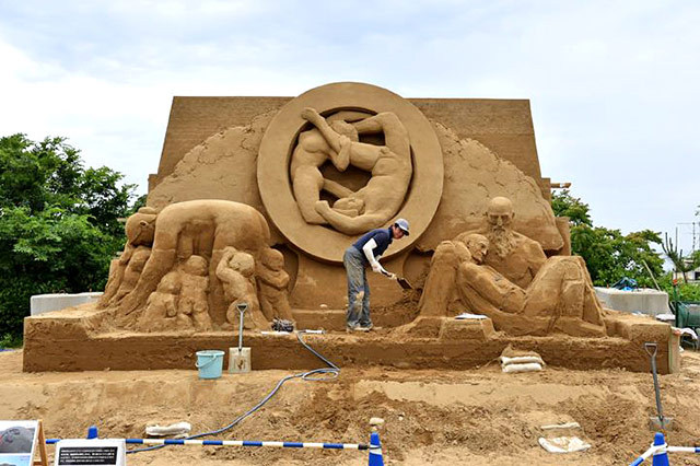 世界的な砂像彫刻家の茶圓勝彦さん