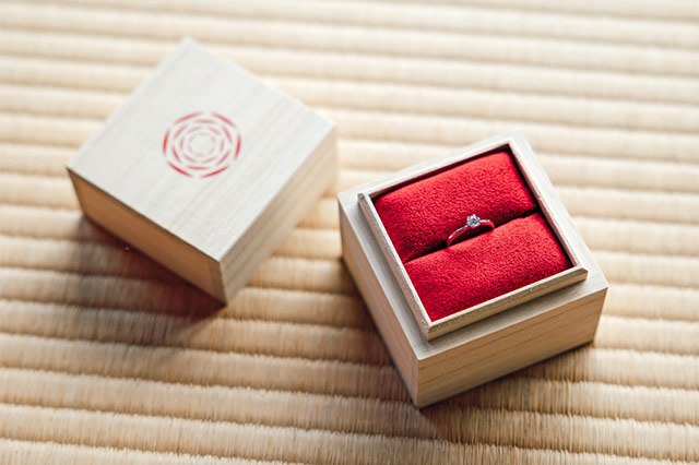 桐箱入りの婚約指輪